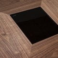 Čierny detail z tvrdeného skla umocní moderný dizajn jedálenského stola Vita Naturale