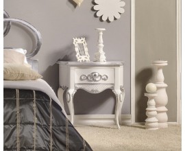 Luxusný barokový nočný stolík Alegro bielej farby so zásuvkou a ornamentálnym zdobením 62cm