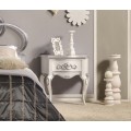 Elegantný drevený nočný stolík Alegro s možnosťou výberu farby s ornamentálnym zdobením a zásuvkou