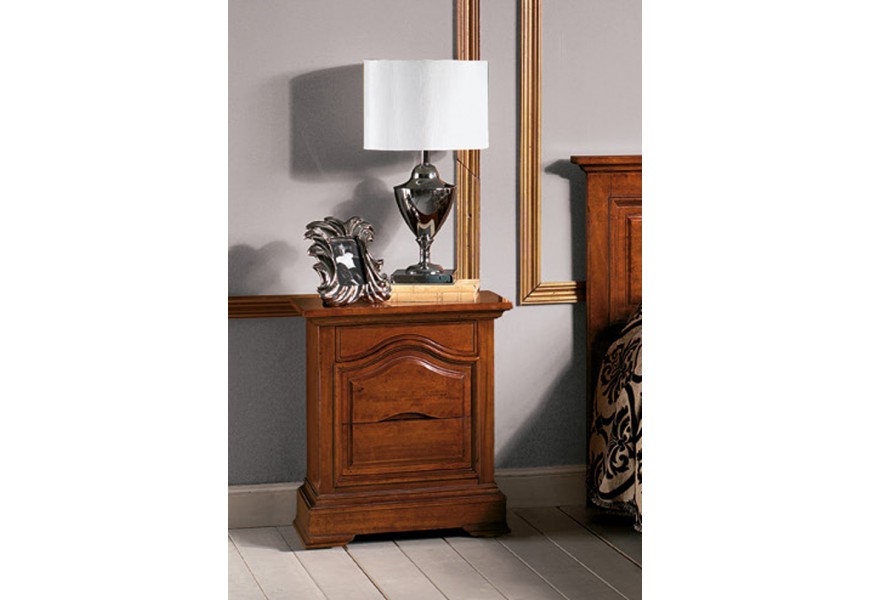 Masívny nočný stolík Mozatti v klasickom štýle s tromi zásuvkami v hnedom prevedení 71cm
