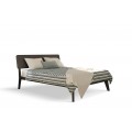 Moderná masívna posteľ Beliasso v tmavosivej farbe s podlhovastým dreveným čelom s oblými hranami 160x200cm