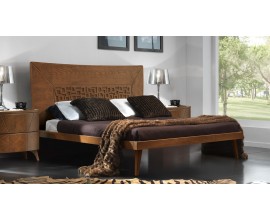 Masívna manželská posteľ Varietty z hnedého dreva s obdĺžnikovým čelom s vyrezávaným dekorom na nožičkách 160x200cm
