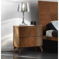 Masívny nočný stolík Varietty v modernom talianskom štýle s dvomi zásuvkami na nožičkách 55cm