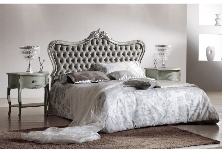 Luxusná čalúnená manželská posteľ Soraya v barokovom štýle so strieborným vyrezávaným rámom a prešívaným poťahom