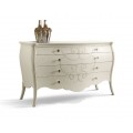 Klasická talianska masívna komoda Benin v bielom prevedení so štyrmi zásuvkami a vyrezávanými nožičkami