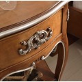 Rustikálny masívny nočný stolík Belladonna s vyrezávanými nožičkami a s praktickou zásuvkou 69cm