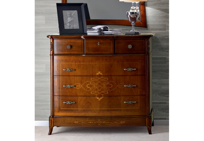 Klasická masívna komoda Carpessio s tromi zásuvkami a dvierkami na nožičkách so zdobením intarziou 134cm