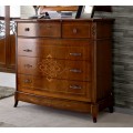 Klasická masívna komoda Carpessio s tromi zásuvkami a dvierkami na nožičkách so zdobením intarziou 134cm