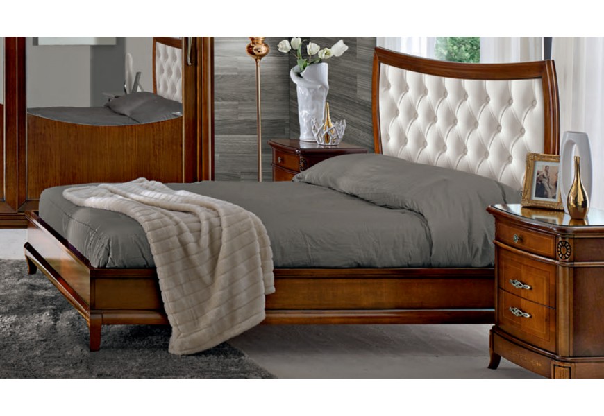 Klasická manželská posteľ Carpessio z masívneho dreva na oblých nožičkách s podlhovastým čelom a prešívaným čalúnením s chesterfield efektom