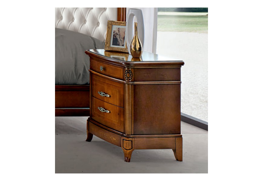 Klasický nočný stolík Carpessio z masívu s tromi zásuvkami a zdobením intarzia na vyrezávaných nožičkách 70cm