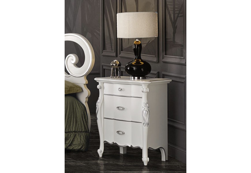 Exkluzívny biely nočný stolík Aphrodite z masívneho dreva s tromi zásuvkamia. ozdobným vyrezávaním