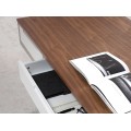 Detailné prevedenie vrchnej dosky pracovného stola Urbano s orechovou dyhou v hnedej farbe