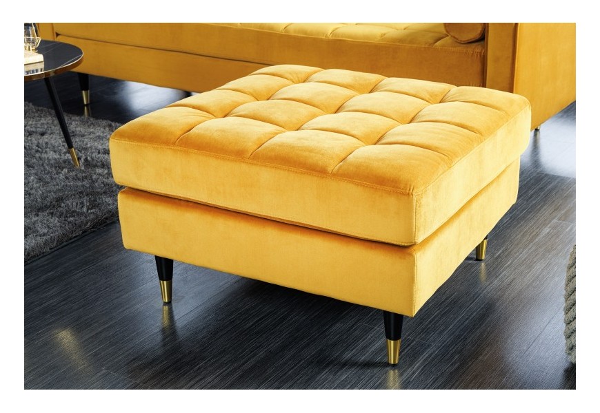 Dizajnová art deco štvorcová taburetka Nefertiti v žltom prevedení so zamatovým prešívaným čalúnením a čierno-zlatými nožičkami
