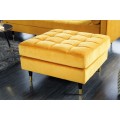 Dizajnová art deco štvorcová taburetka Nefertiti v žltom prevedení so zamatovým prešívaným čalúnením a čierno-zlatými nožičkami