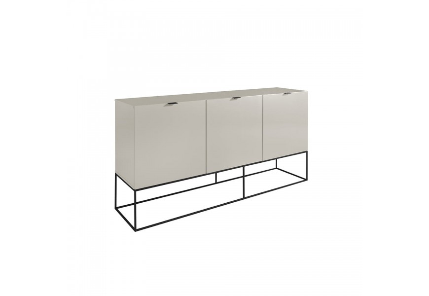 Luxusný príborník Urbano v modernom štýle s tromi dvierkami a nožičkami z čiernej ocele lakovaný biely