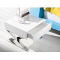 Moderný nočný stolík Urbano ponúka lesklý povrch v bielej farbe s praktickou zásuvkou