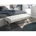Elegantný taliansky dizajn lavice Urbano s prekríženými chrómovými nožičkami vynikne vo Vašej modernej spálni
