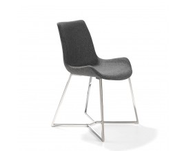 Dizajnová jedálenská stolička Urbano v sivom textilnom čalúnení s prekríženými chrómovými nožičkami