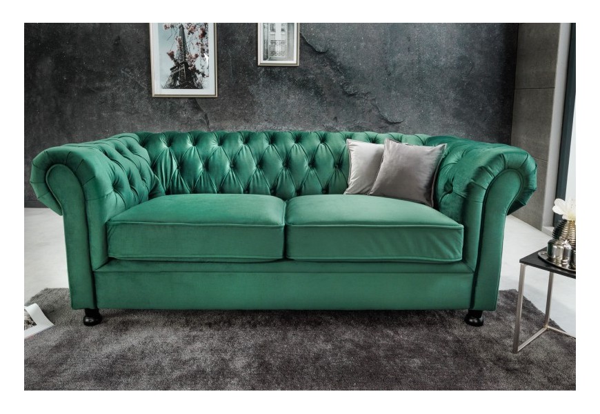 Štýlová čalúnená chesterfield sedačka v smaragdovozelenom prevedení s čiernymi masívnymi nožičkami