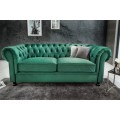 Štýlová čalúnená chesterfield sedačka v smaragdovozelenom prevedení s čiernymi masívnymi nožičkami