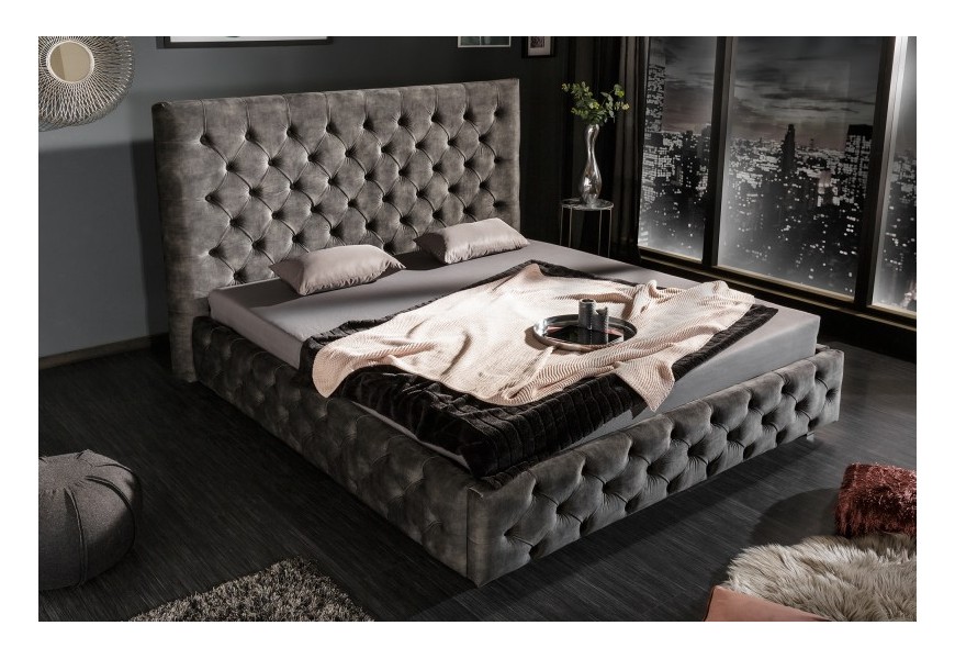 Dizajnová manželská posteľ Kreon s tmavosivým zamatovým čalúnením s chesterfield prešívaním