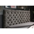 Luxusná chesterfield manželská posteľ Kreon s tmavosivým zamatovým poťahom a s vysokým čelom 180x200cm