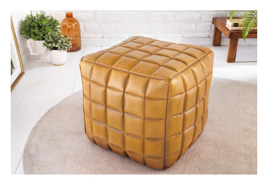 Štýlová štvorcová taburetka Sibei s koženým čalúnením v hnedej koňakovej farbe s prešívaním