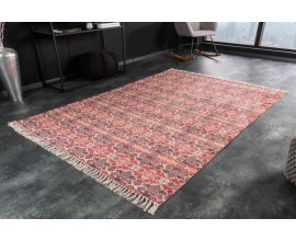 Orientálny obdĺžnikový koberec Besatty v červenej farbe s pestrým vzorovaným tkaním s béžovými strapcami zo 100% bavlny