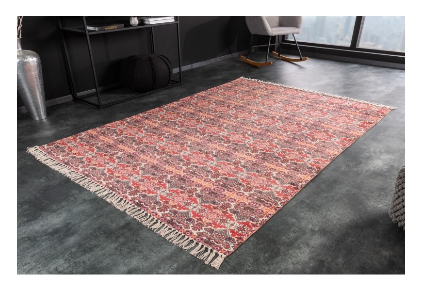 Orientálny obdĺžnikový koberec Besatty v červenej farbe s pestrým vzorovaným tkaním s béžovými strapcami zo 100% bavlny