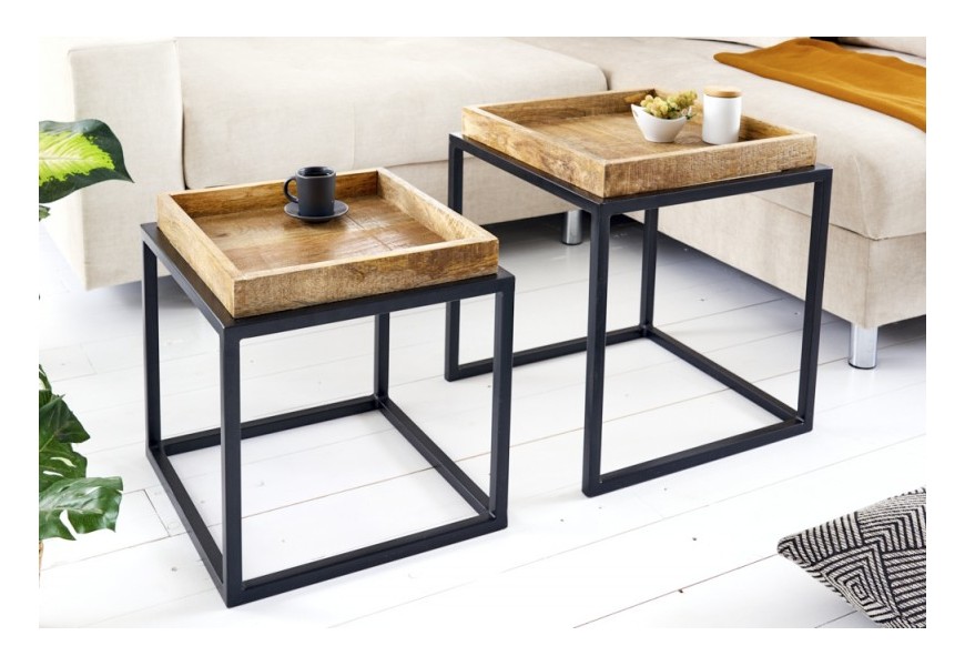Industriálny set dvoch príručných stolíkov Elements s čiernou kovovou konštrukciou a mangovou masívnou vrchnou doskou v podobe hnedého podnosu