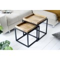 Set príručných stolíkov Elements v industriálnom štýle s čiernym kovovým telom a vrchnou mangovou doskou s možnosťou spojenia stolíkov
