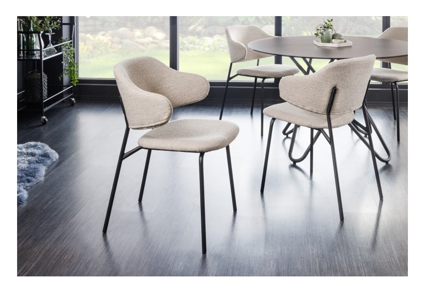 Moderná jedálenská stolička Mildred s buklé poťahom svetlobéžovej farby s čiernymi kovovými nohami