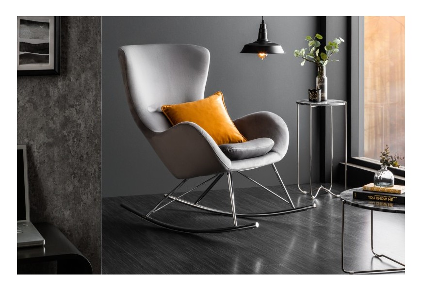 Moderné hojdacie kreslo Foamin so zamatovým čalúnením tmavosivej farby a chromóvou kovovou konštrukciou