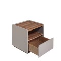Elegantný béžový nočný stolík Forma Moderna z orechového dreva s úložným priestorom a policou prinesie do Vášho domova taliansky dizajn