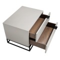 Inteligentné prevedenie nočného stolíka Forma Moderna s dvomi zásuvkami z dreva