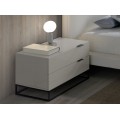 Široké rozmery bieleho moderného nočného stolíka Forma Moderna vytvoria dostatok úložného priestoru