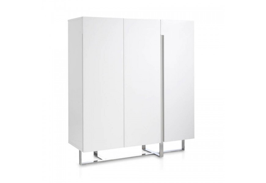 Luxusná skriňa Forma Moderna lesklá biela s chrómovými nožičkami a chromovým prvkom na dvierkach