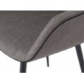 Čierny detail prešívania na sivom textilnom čalúneni jedálenskej stoličky Forma Moderna