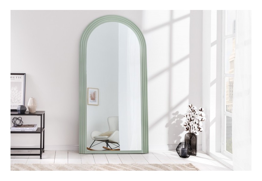 Art deco vysoké zrkadlo Swan so zeleným rámom s oblým horným okrajom v modernom štýle s možnosťou zavesenia na stenu