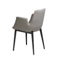 Atypický tvar s vysokými bočnými opierkami na stoličke Forma Moderna na seba upúta pozornosť