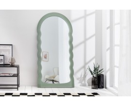 Art deco moderné vysoké zrkadlo Swan s vlnitým rámom v pastelovej zelenej farbe 160cm