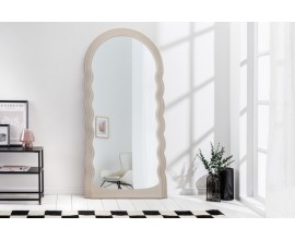 Art deco moderné vysoké zrkadlo Swan s vlnitým rámom v pastelovej béžovej farbe 160cm
