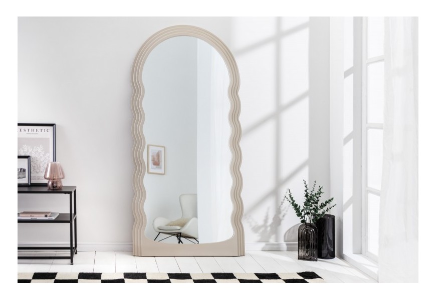 Moderné vysoké zrkadlo Swan v svetlej béžovej farbe s vlnitým polyuretánovým rámom s možnosťou zavesenia na stenu