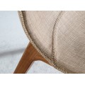 Textilné čalúnenie a dizajnové prešívanie na modernej jedálenskej stoličke Forma Moderna