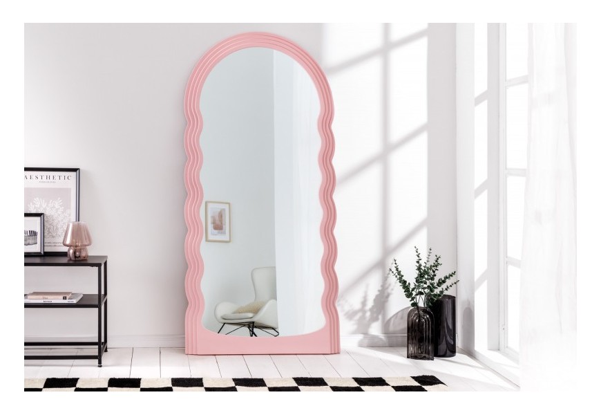Moderné art deco zrkadlo Swan s pastelovým ružovým rámom s vlnitým okrajom s kaskádovým efektom a oblou hornou stranou
