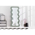 Vysoké dizajnové zrkadlo Swan v art deco štýle s vlnitým rámom v pastelovej zelenej farbe s možnosťou zavesenia na stenu