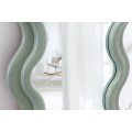 Art deco závesné zrkadlo Swan v štýlovej pastelovej zelenej farbe s vlnitým rámom v atypickom prevedení