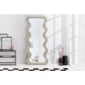 Dizajnové vysoké zrkadlo Swan v štýle art deco s atypicky tvarovaným vlnitým rámom v svetlej béžovej farbe