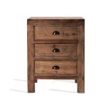 Masívny vidiecky nočný stolík Drea z brestového dreva hnedej farby s tromi zásuvkami