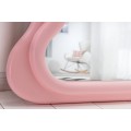 Art deco moderné vysoké zrkadlo Swan s vlnitým rámom v pastelovej ružovej farbe 160cm